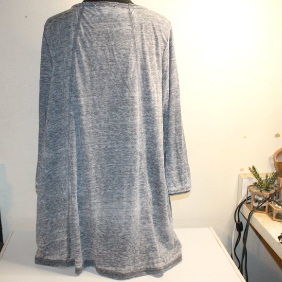 Cyrus  long sleeve loght weight top - Picture 2 of 6